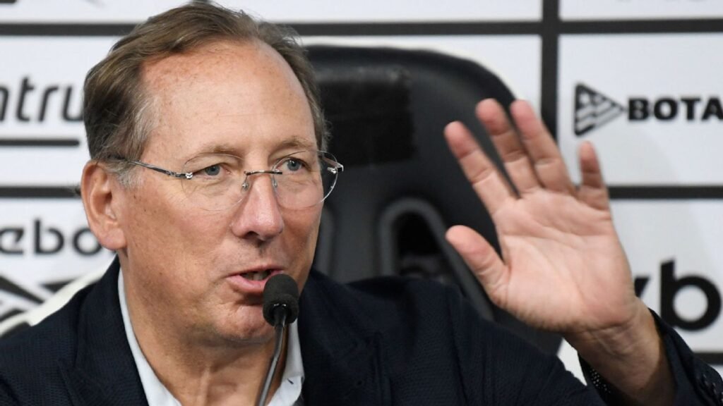 Alvo do Botafogo prioriza Europa e espera ofertas antes de decidir futuro