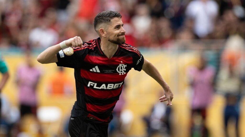 Colega de Jorginho na Premier League faz previsão sobre volante no Flamengo