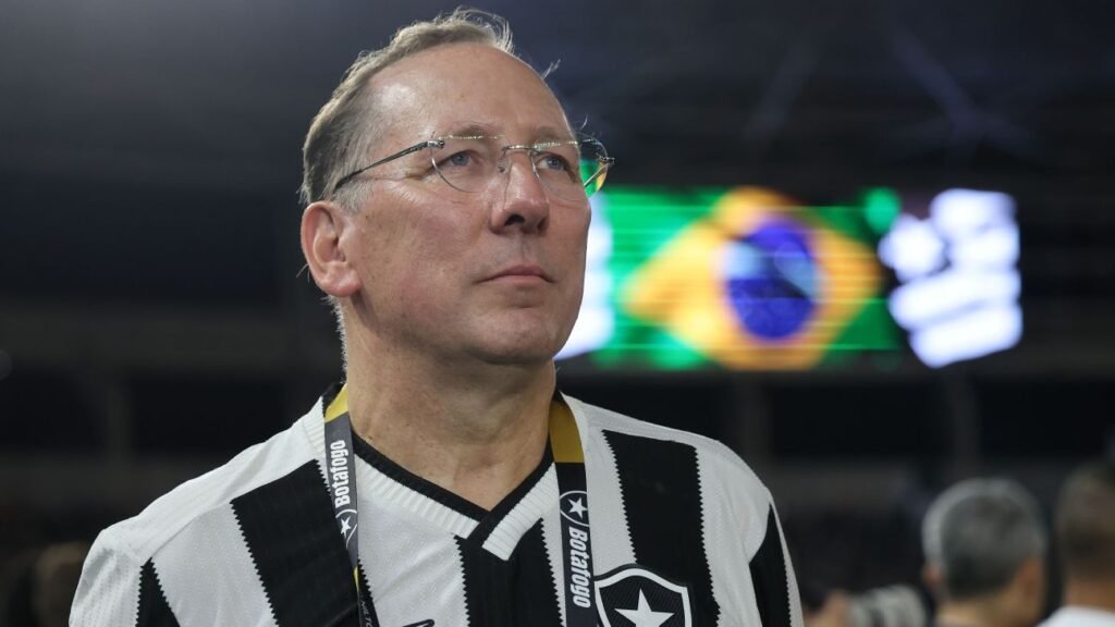 Com a camisa do Botafogo, Textor admite desejo de comprar clube inglês e indica favorito