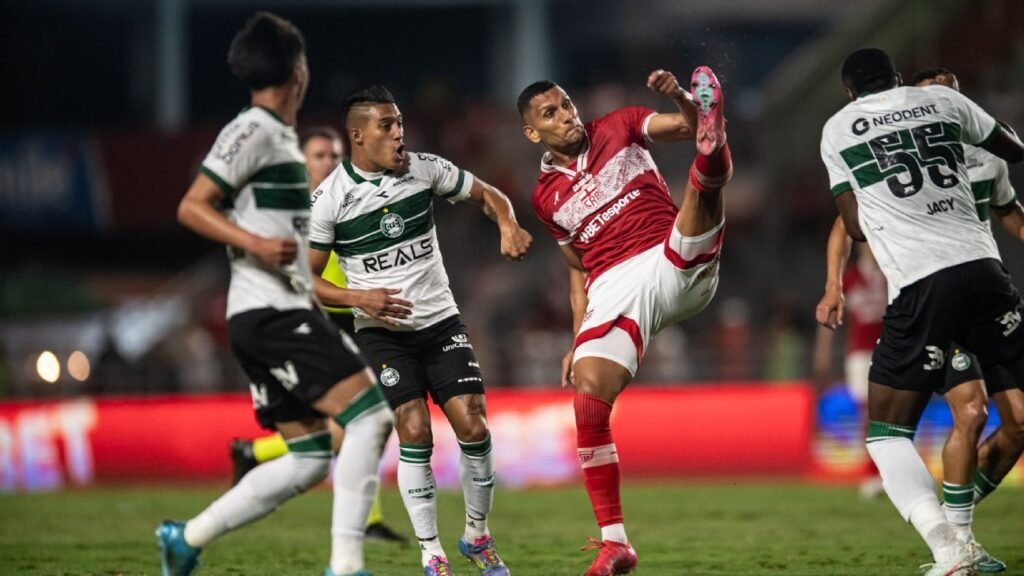 Coritiba vence CRB e mantém a liderança da Série B do Brasileiro