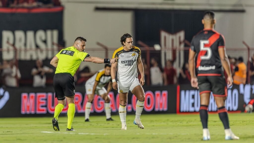 Criciúma vence Atlético-GO e volta a sonhar com G-4 da Série B