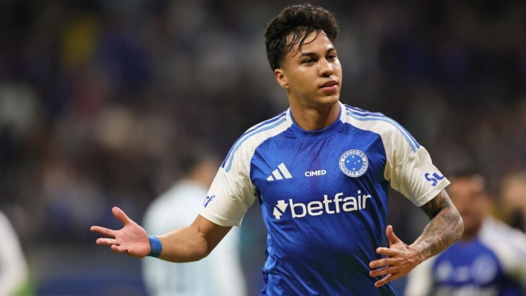 Cruzeiro atropela Grêmio com hat-trick de Kaio Jorge e segue 'caça' ao Flamengo