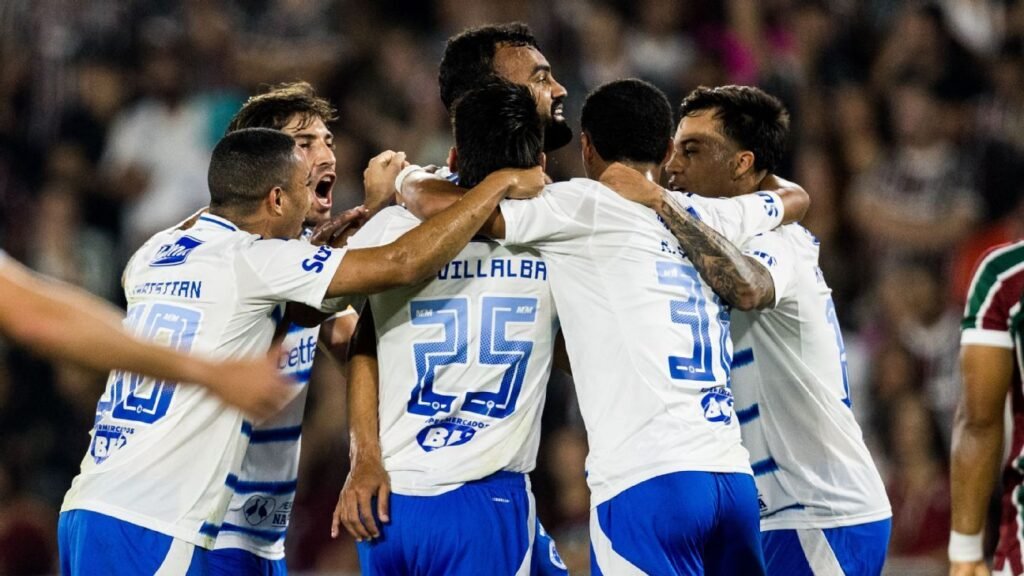 Cruzeiro volta a liderar Brasileirão e deixa outro gigante na 'lanterna' do ranking