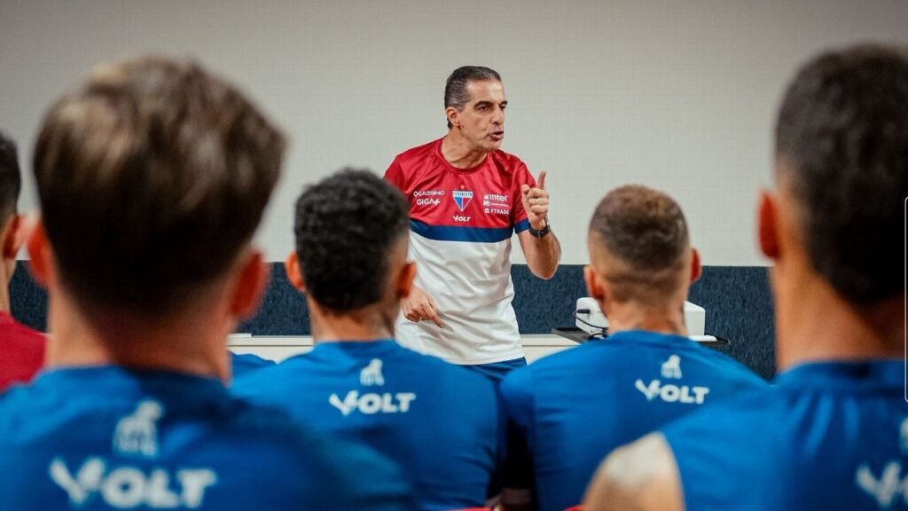 Renato Paiva é apresentado no Fortaleza e rebate rótulo de 'retranqueiro'