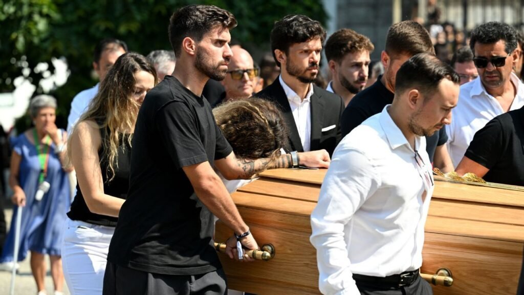 Rúben Neves carrega caixão de Diogo Jota após adeus ao Mundial