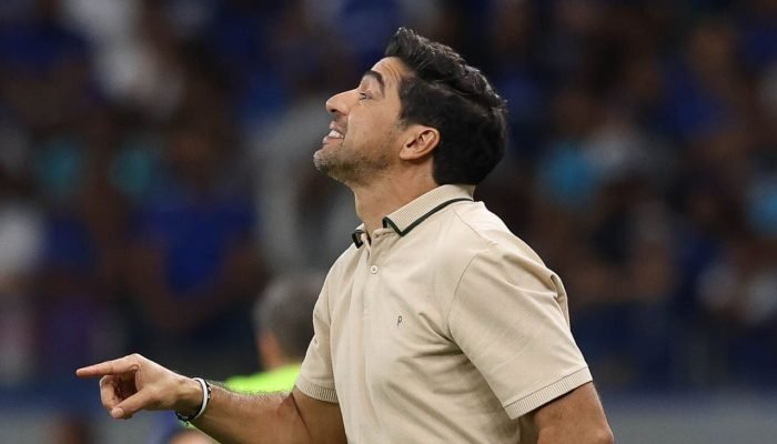 Abel se explica após polêmica com câmera em derrota do Palmeiras