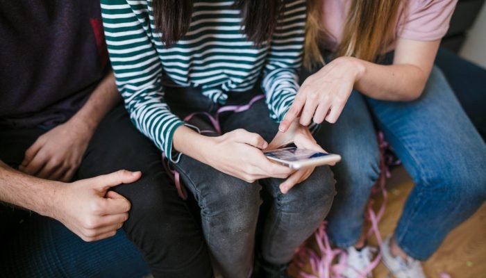 Adolescentes-usando-celular.jpg Adolescentes-usando-celular.jpg