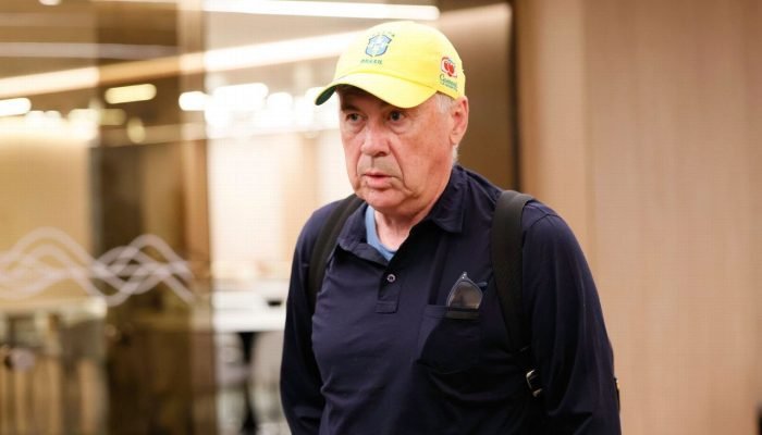 Ancelotti conhece presidente da CBF em chegada e recebe festa em hotel