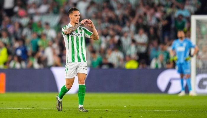 Antony faz golaço e é ovacionado pela torcida do Betis