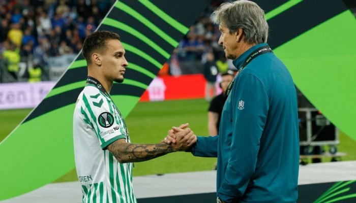 Antony não deve ficar no United após deixar Betis e busca novo clube