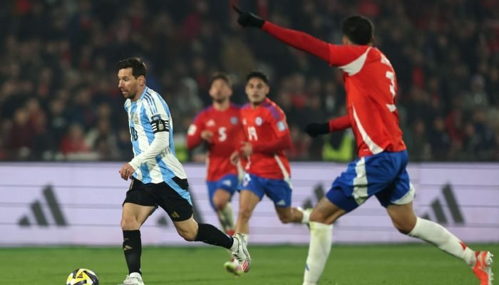 Argentina vence Chile com assistência de Almada e deixa rival quase fora da Copa