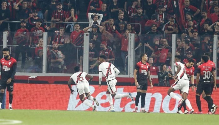 Athletico-PR-perde-para-o-Atletico-GO-e-segue-sem-embalar-na.jpeg Athletico-PR perde para o Atlético-GO e segue sem embalar na Série B