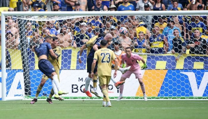 Auckland City marca primeiro gol no Mundial com assistência perfeita de barbeiro