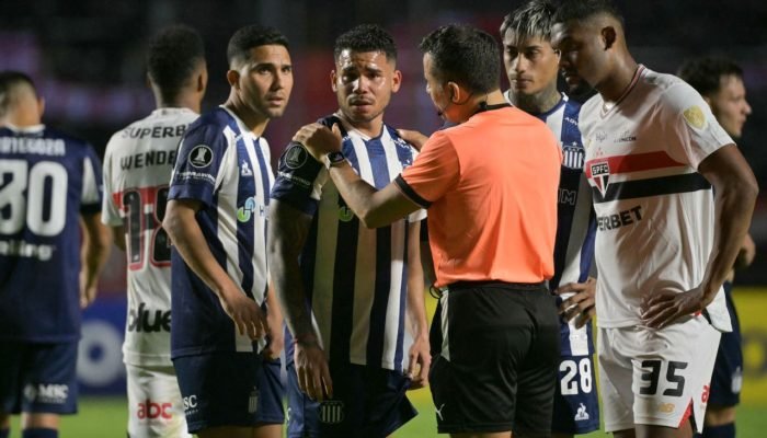 Bobadilla terá reunião no São Paulo após ser acusado de xenofobia