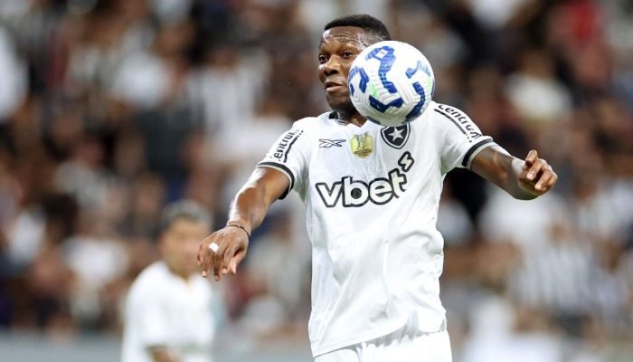 Botafogo leva golaço, perde para o Capital mas vai às oitavas da Copa do Brasil