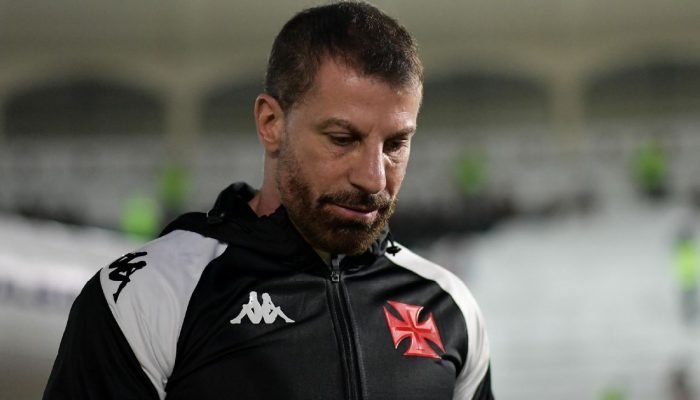 Campeao-brasileiro-com-Vasco-ve-clube-em-coma-e-critica.jpeg Campeão brasileiro com Vasco vê clube 'em coma' e critica SAF