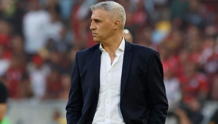 Campeão do mundo com São Paulo 'corneta' Crespo e detona Oscar