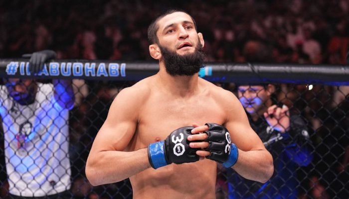 Chimaev posta foto dando mata-leão em Caio Borralho e provoca brasileiro; veja