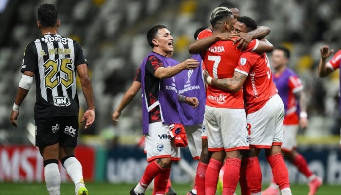 Cienciano cutuca Atlético-MG: 'Nos colocaram em um campo de fut7...'