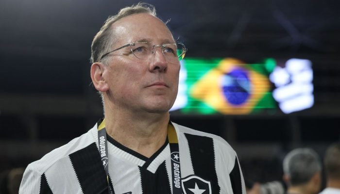 Com a camisa do Botafogo, Textor admite desejo de comprar clube inglês e indica favorito