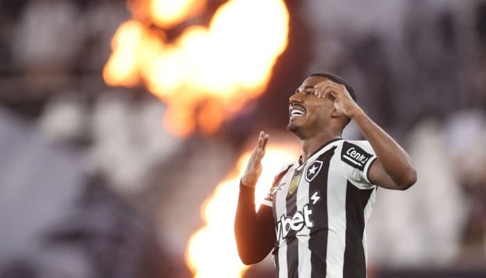 Com 'chuva de golaços', Botafogo atropela o Internacional pelo Brasileirão