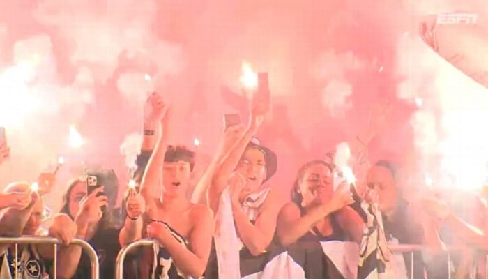 Com-festa-da-torcida-Botafogo-embarca-para-o-Mundial-de.jpeg Com festa da torcida, Botafogo embarca para o Mundial de Clubes; veja relacionados