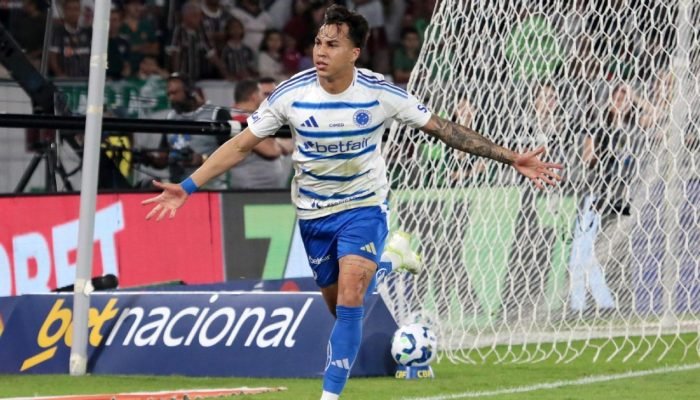 Cruzeiro vence Fluminense no Maracanã e assume a liderança do Brasileirão