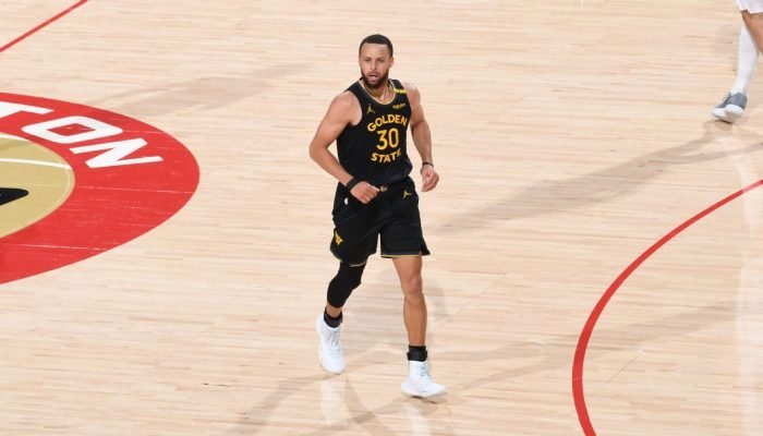 Curry 'acorda', e Warriors vencem Rockets no Jogo 7
