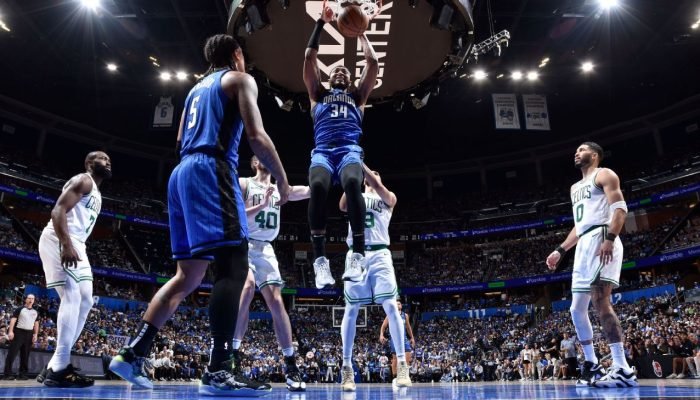 Defesa-tambem-ganha-jogo-Magic-trava-ataque-dos-Celtics-vence.jpeg Defesa também ganha jogo: Magic trava ataque dos Celtics, vence em Orlando e diminui placar para 2 a 1