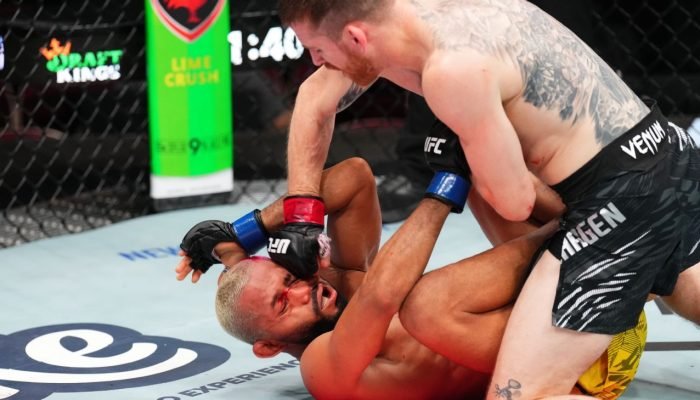 Deiveson destrói joelho, sai carregado e perde no UFC