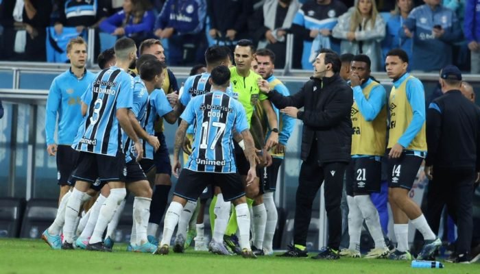 Dirigentes-do-Gremio-cobram-arbitro-e-sao-contidos-por-policia.jpeg Dirigentes do Grêmio cobram árbitro e são contidos por polícia