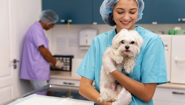 Estudante-de-veterinaria-com-um-cachorro-no-colo.jpg