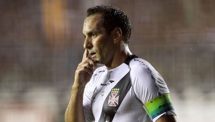 Ex-Vasco 'culpa' Edmundo por rebaixamento e detona em desabafo: 'Um covarde'
