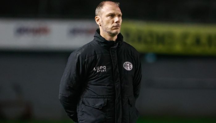 Ex-auxiliar de Tite faz forte desabafo sobre pressão a técnicos