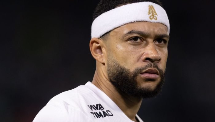 Fabinho diz que atitude de Depay no Corinthians 'foi inadmissível' e detalha conversa