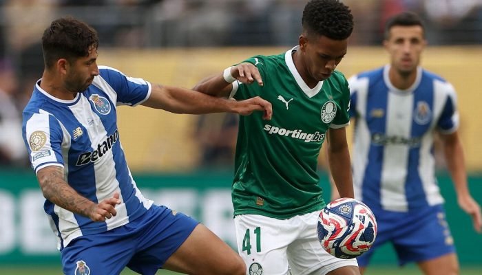 'Fenômeno' Estêvão encanta jornal espanhol em Palmeiras x Porto: 'Lembra o Messi'