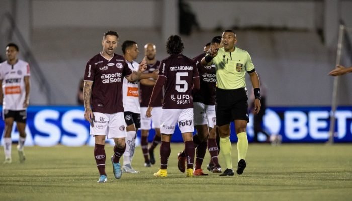 Ferroviaria-x-Athletic-na-Serie-B-tem-empurrao-a-arbitro.jpeg Ferroviária x Athletic na Série B tem empurrão a árbitro e quatro expulsões