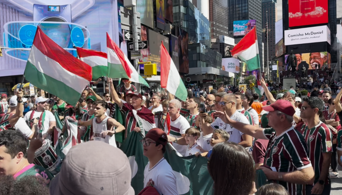Festa da torcida do Flu em Nova York tem torcedor em estátua e bronca policial
