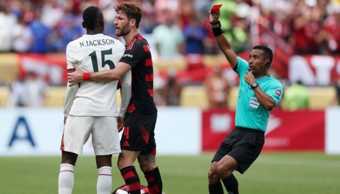 Fifa pune atacante do Chelsea por entrada em jogador do Flamengo