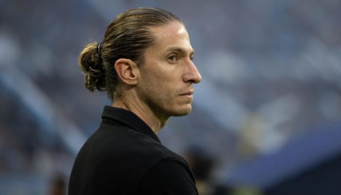 Filipe Luís cobra evolução de meia-atacante do Flamengo