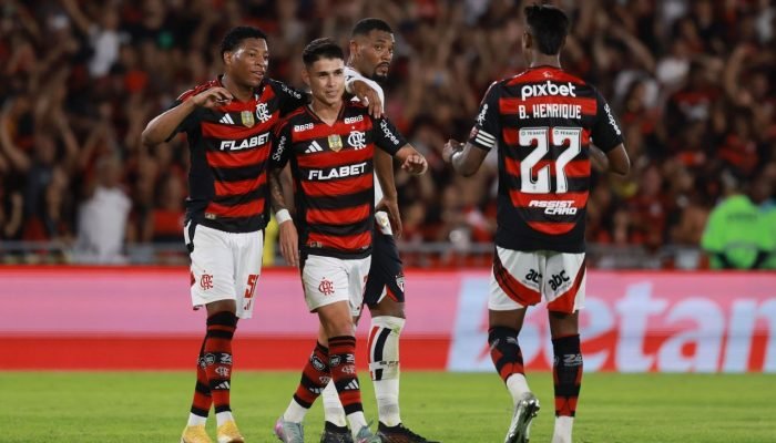 Flamengo bate o São Paulo, segue líder e afunda o rival
