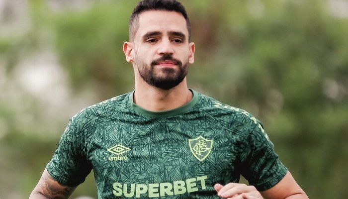 Fluminense anuncia saída de Renato Augusto