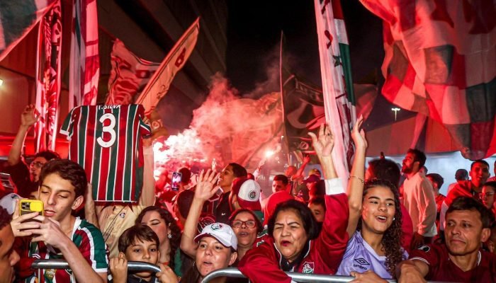 Fluminense-desembarca-com-direito-a-AeroFlu-da-torcida-apos-4o.jpeg Fluminense desembarca com direito à 'AeroFlu' da torcida após 4º lugar no Mundial