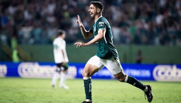 Goiás bate Coritiba e dispara na liderança da Série B do Brasileirão