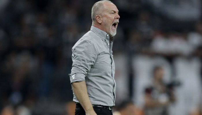 Grêmio anuncia Mano Menezes como novo técnico para 2025