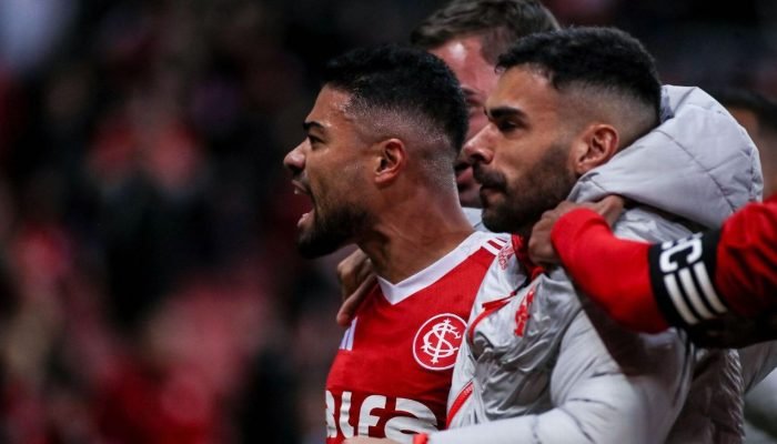 Internacional 'se salva' com golaço nos acréscimos, bate Vitória e deixa o Z-4