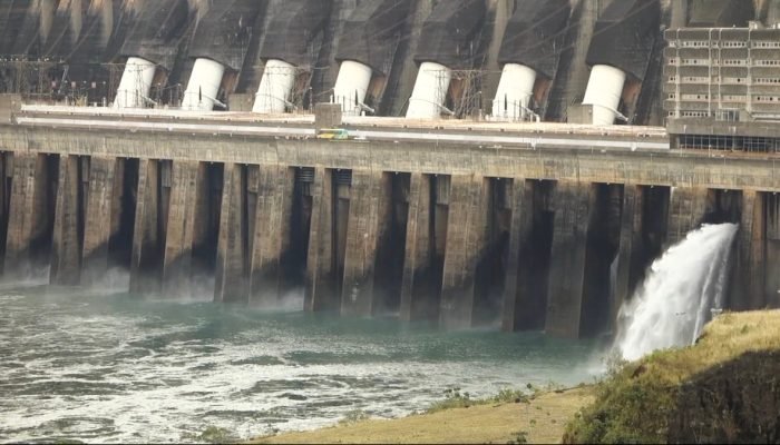 Itaipu-turbinas.jpg