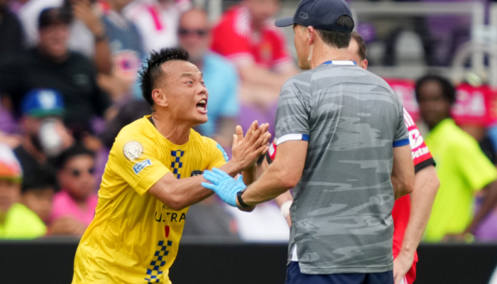 Jogador-do-Auckland-se-desespera-com-equipe-tecnica-ao-ser.png Jogador do Auckland se desespera com equipe técnica ao ser 'forçado' a deixar jogo com Benfica