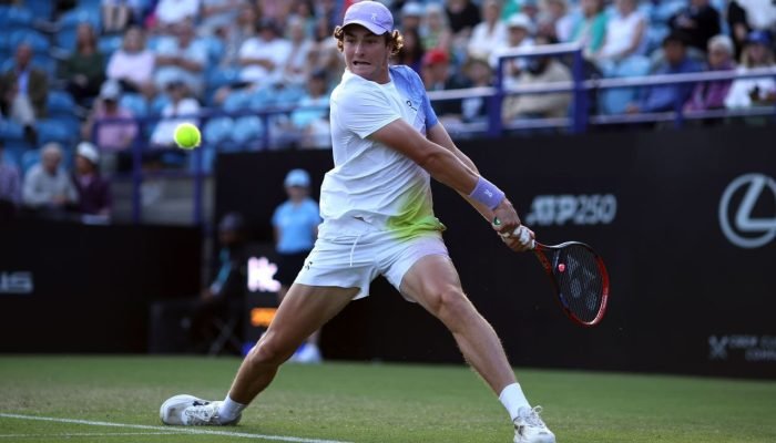 Jogo-de-Joao-Fonseca-no-Eastbourne-Open-e-interrompido-por.jpeg Jogo de João Fonseca no Eastbourne Open é interrompido por falta de luz