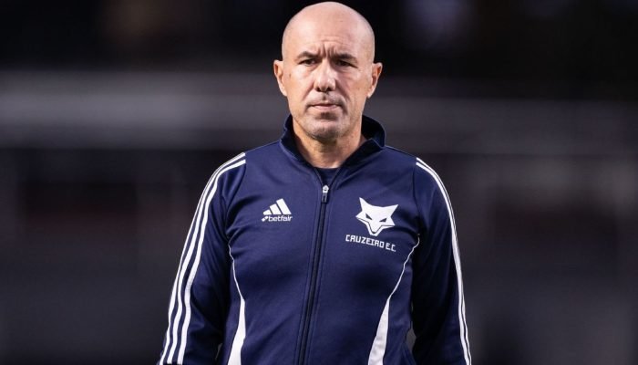 Leonardo Jardim despista sobre futuro de Dudu no Cruzeiro